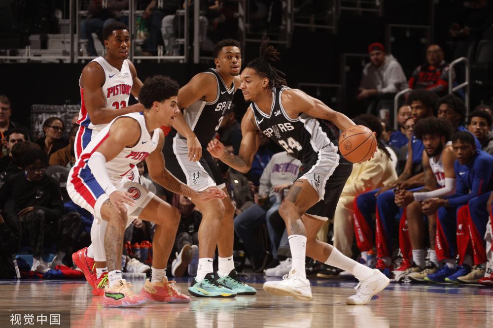 张伟在工作 张伟在工作